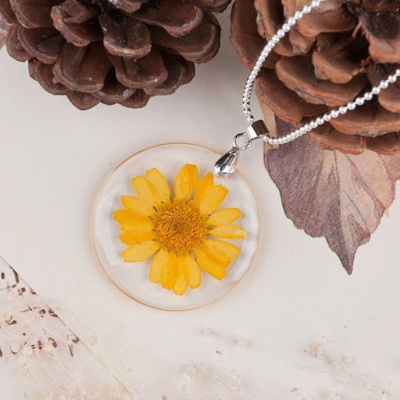 NWOT Dried Yellow Flower Necklace in Resin - Picture 2 of 7
